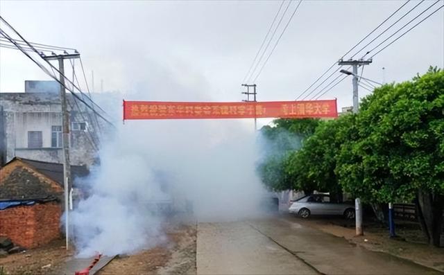 2020年儿子收到清华通知书,父母宴请全村,村民:通知书有错字