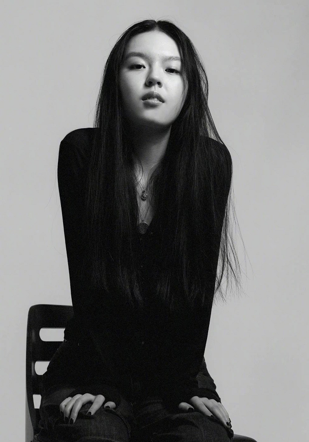 运动 李咏当初幸亏没丁克!哈文染红发带女儿看舞台剧,丧夫后生活悠闲