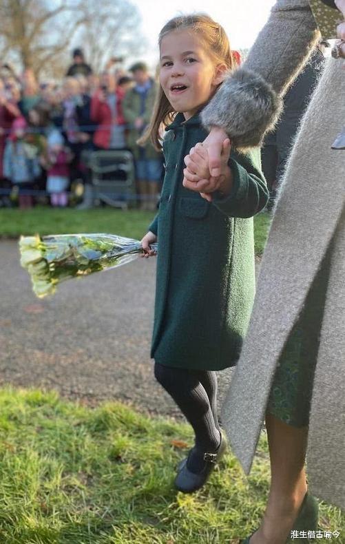夏洛|2019年，小男孩给夏洛特送鲜花，她忘了给女王行屈膝礼，凯特踢她