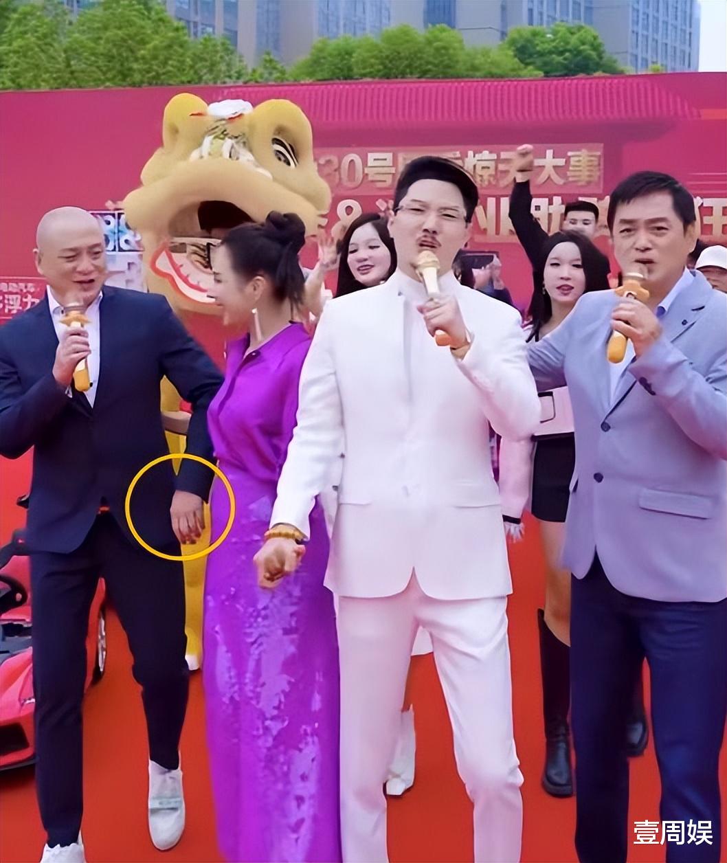 汤镇业|64岁汤镇业为网红站台,搂着异性肩膀不避嫌,汤镇宗罕见露面!