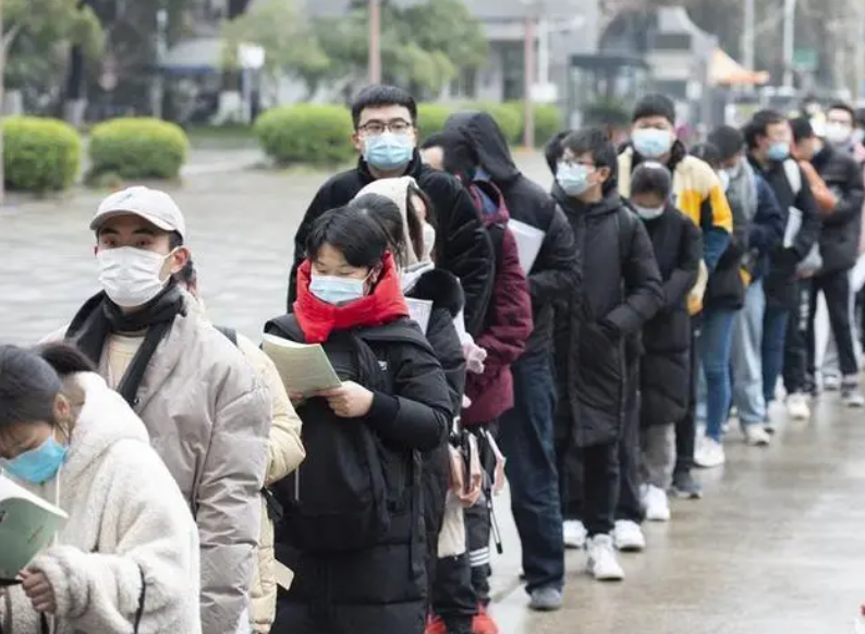 |35岁出现职业危机，学生想读博还来得及吗？网友：早干嘛去了