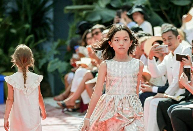 王菲|王菲的女儿16岁了，叛逆又性感胆量不输妈妈，网友：风尘味好重