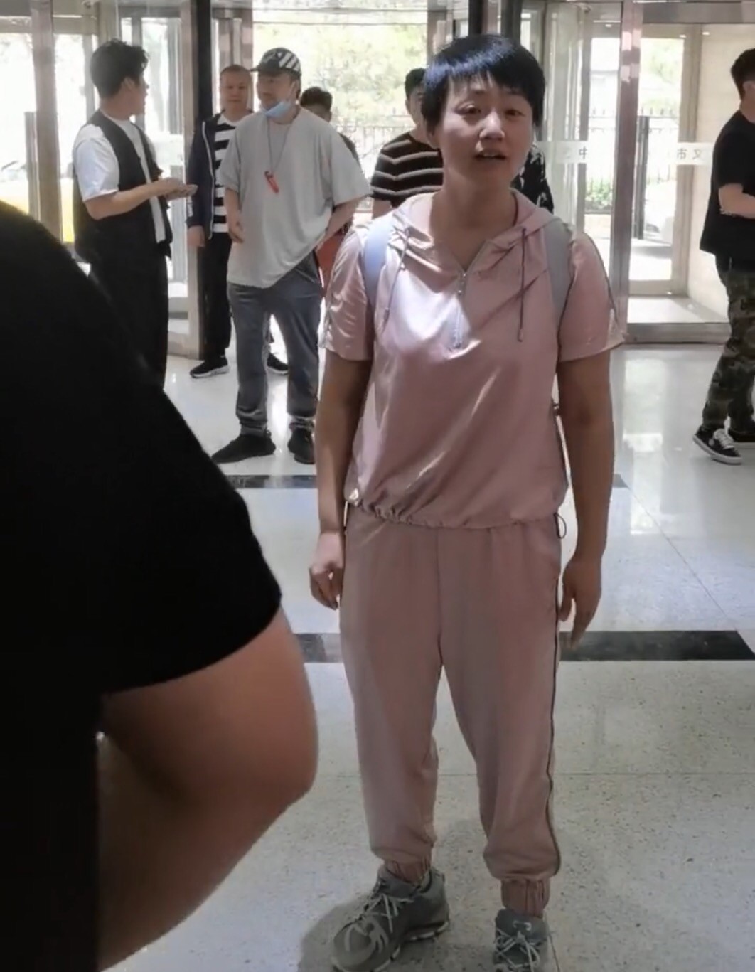 于谦|于谦小10岁娇妻近照似少女，被指撞脸马伊琍，和身旁人热聊没架子