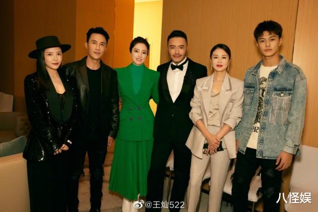 王灿|杜淳夫妇与好友聚餐，王灿与钟丽缇程莉莎同框，打扮朴素不抢风头