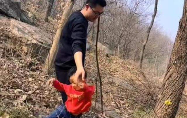 奇奇|姚威田静带儿女踏青，小奇奇活泼招人爱，网友嘲讽对面模仿不来