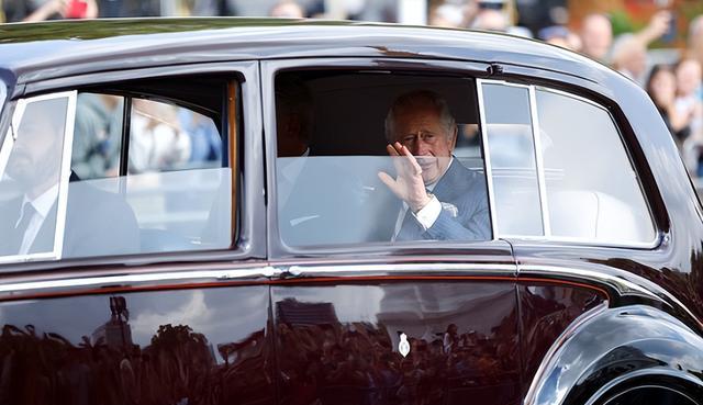 威廉|哈里威廉罕见同框出镜，梅根高傲目光神情凌厉，凯特对其视而不见