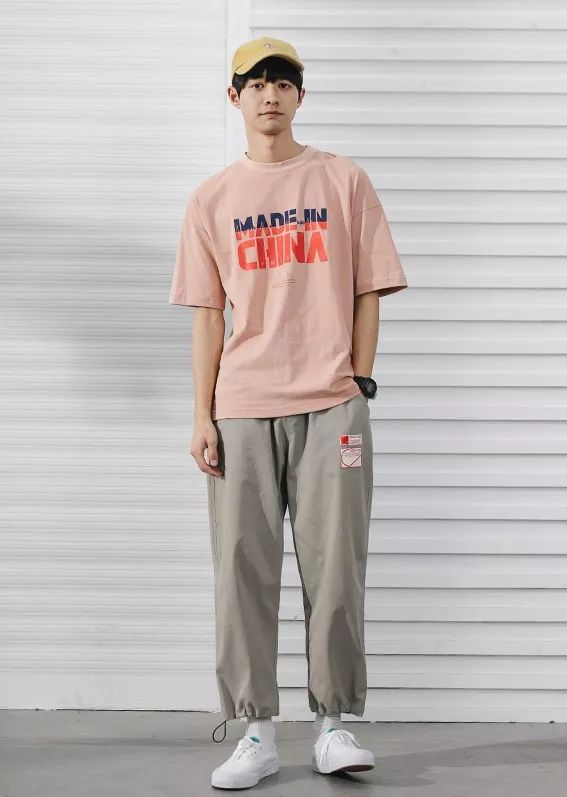 基础款T恤怎么穿更好看？小个子男生有哪些搭配技巧，能显高显瘦