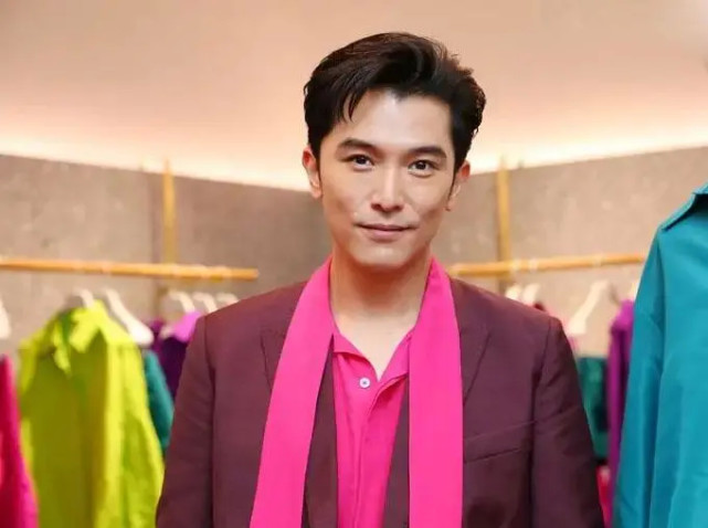 西装|邱泽婚后首次亮相！穿粉西装帅回巅峰，瘦了竟甩掉“油腻大叔感”