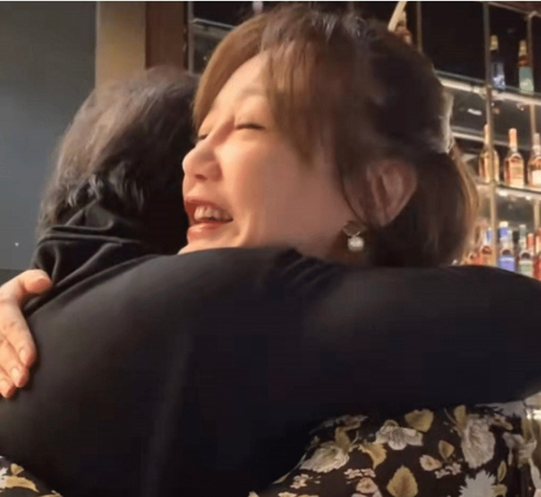 薛佳凝|43岁薛佳凝深夜现身酒吧，被大叔搂抱怀中太暧昧，牵住右手不撒手