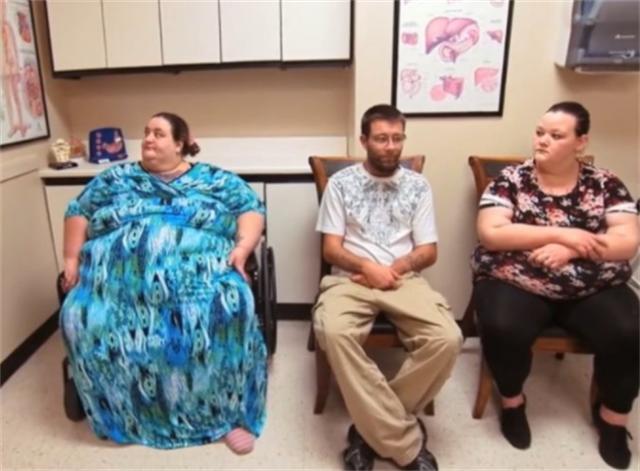 安吉 她体重584斤，脾气差男友离去，让怀孕女儿照顾，今女儿比她还胖