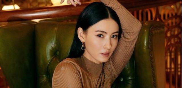 王传君|42岁张柏芝疑似自曝恋情,与神秘男友甜蜜十指紧扣