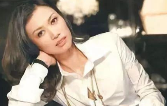 邓文迪|离婚6年还能分走268亿！“虎妻”邓文迪近照曝光：毫无亚洲样貌！