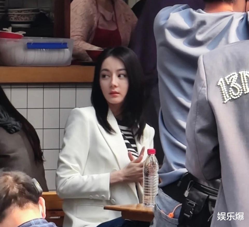 迪丽热巴|迪丽热巴《公诉精英》路透曝光，与佟大为同框吃面，素颜引关注