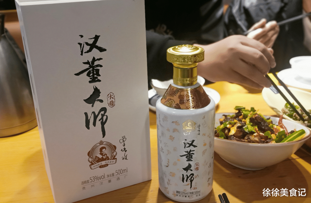江西小伙同学聚会晒照，3款“平价酒”惹争议，行家：真会喝