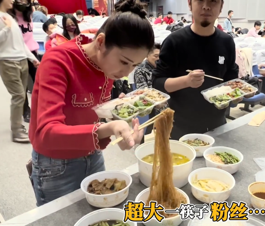 春晚|颖儿公开春晚后台工作餐！塑料饭盒比脸还大，没有餐桌只能端着吃