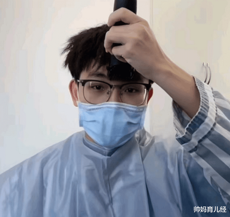 医生因长相年轻被质疑,用一个操作让病人安心,实习生变主任