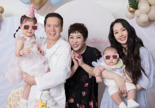 郭碧婷|向太炒作？传婚变后郭碧婷向佐合体，亲昵搂背，细节暴露疑是摆拍