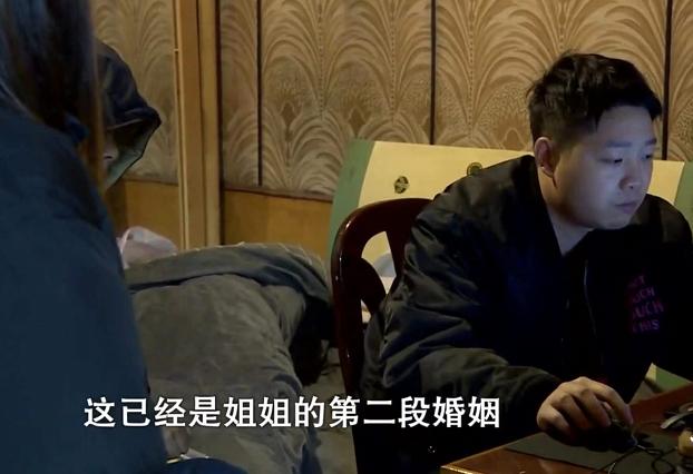 湖南小伙网恋娶妻,邻居被妻子偷遍,丈夫嫌丢人,想离婚反被岳母要6万