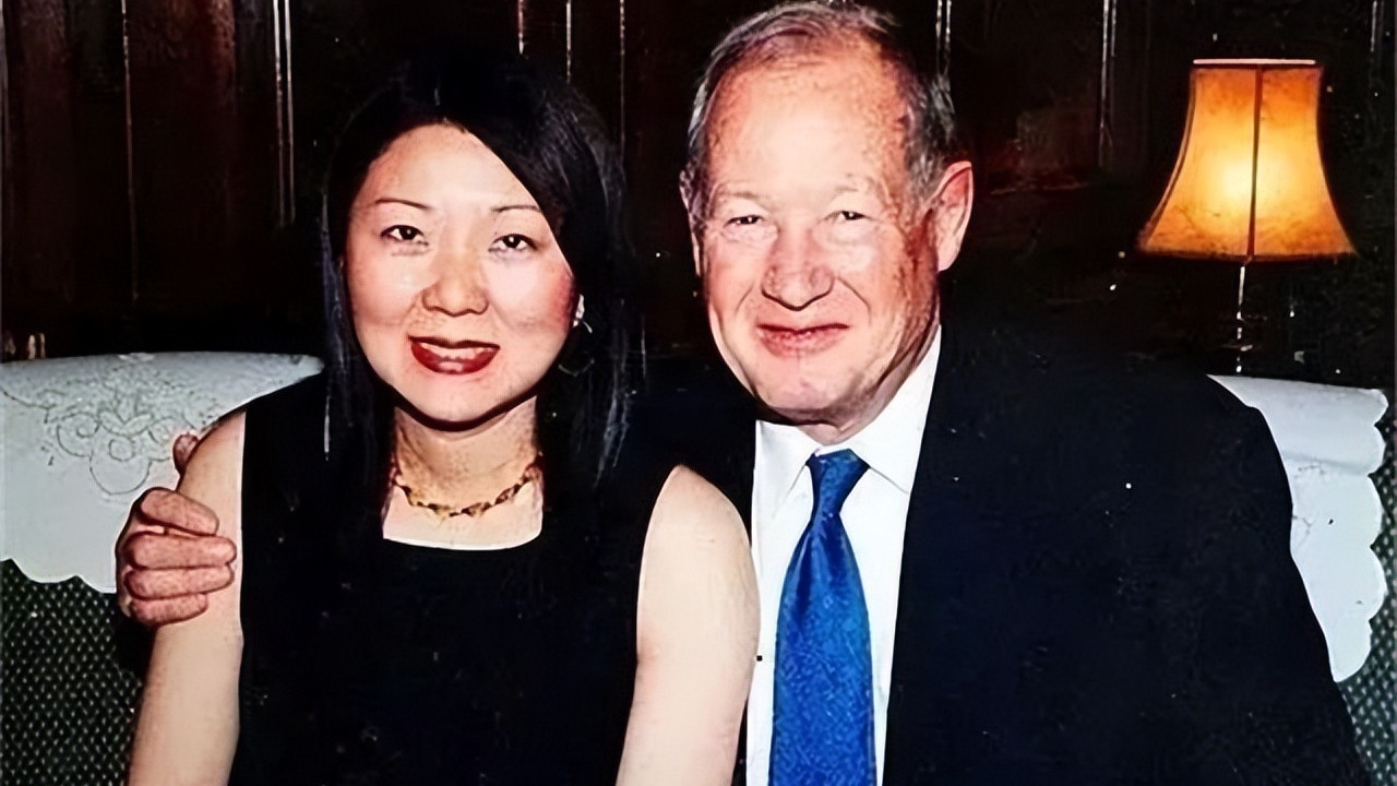 69岁英国富豪：痴恋33岁中国女外卖员，结婚12年，他们生了3个女儿