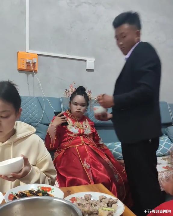 回顾新婚时新娘一脸不高兴:抖腿玩手机冷脸相对,网友:眼神可怕