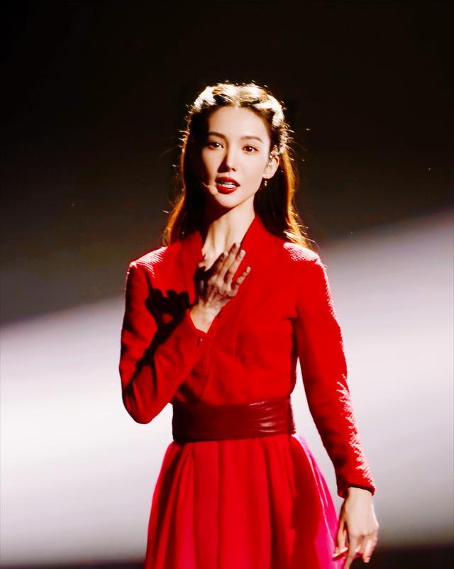 金晨|一场美到让你潸然泪下的视觉盛宴，称它为神仙舞台不为过吧！