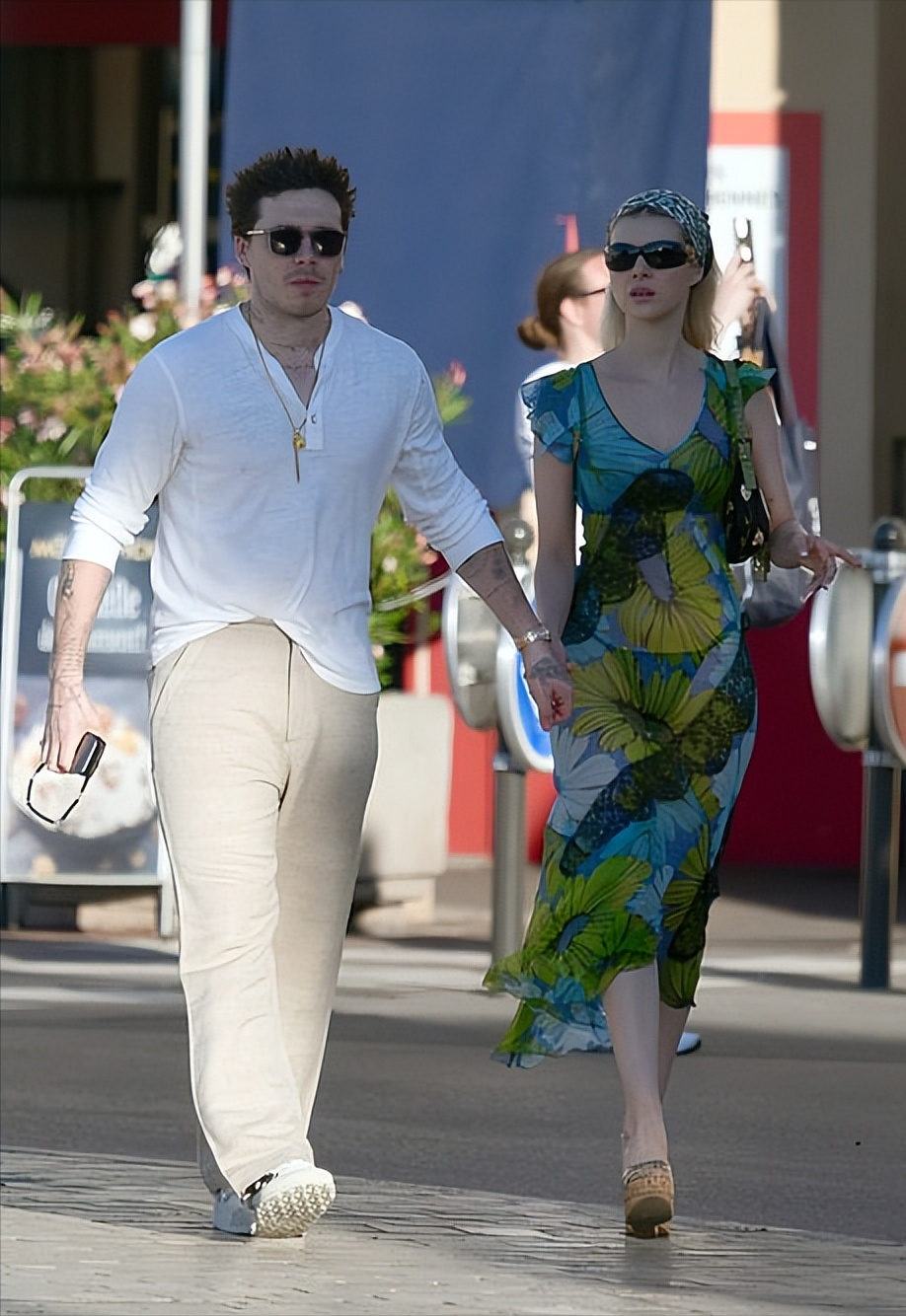 |大布和新婚妻子度蜜月！胡子拉碴好沧桑，亲脖子又亲脸当街撒狗粮