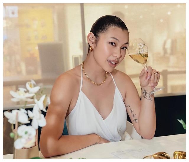 |恭喜！香港知名女星与富三代未婚妻在美国完婚，双方父母到场见证