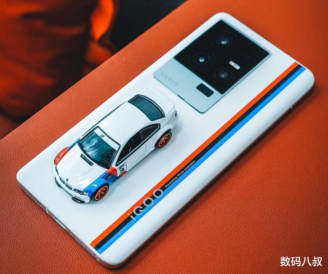 Twitter|就是那么自信，iQOO 11系列手机真机图和具体配置都放出了