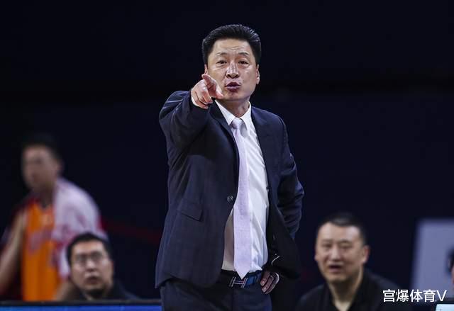 上海男篮|胡金秋报销后，赵岩昊也不打！李春江看到机会，上海3比2大逆转？
