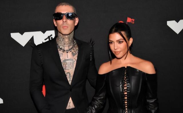 金·卡戴珊|金卡戴珊隐瞒情史！前男友成大姐夫，大姐毫不介意，婚后依旧甜蜜