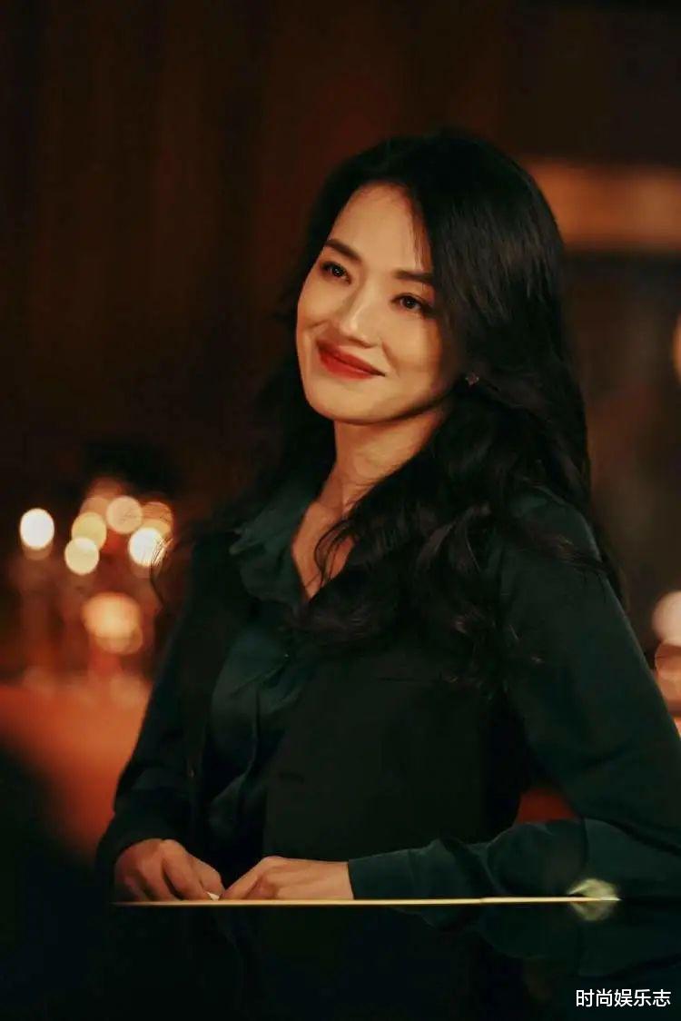 抗衰老 舒淇应该是这个年纪女人的最好状态吧，性感妩媚大气，穿衣有品！