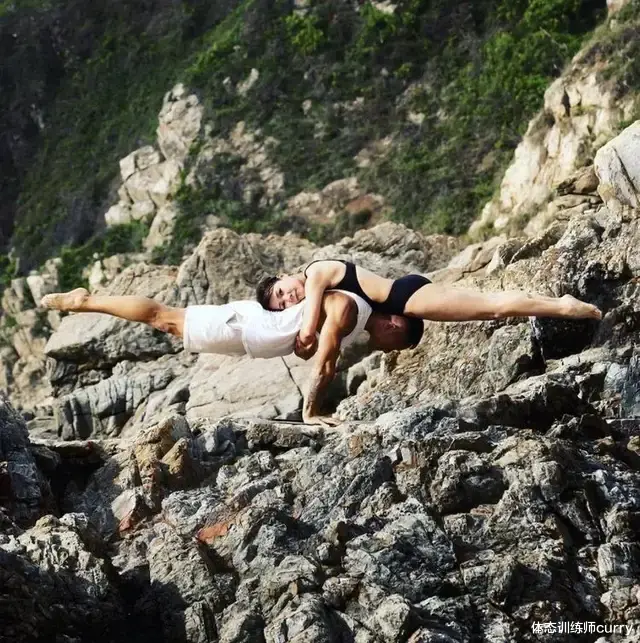 教练|44岁富婆与教练“玩托举”,这画面是不付费就能看的?