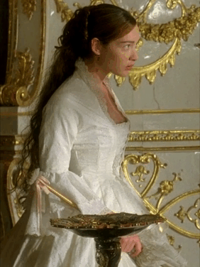 茜茜公主|新版《茜茜公主》中最惊艳的10条裙子：低调的奢华，不比老版的差 。