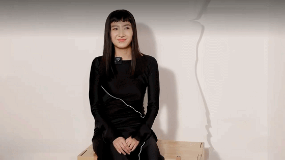 胡军|胡军太太带子女登上杂志封面，13岁康康帅气如明星，比爸爸更man