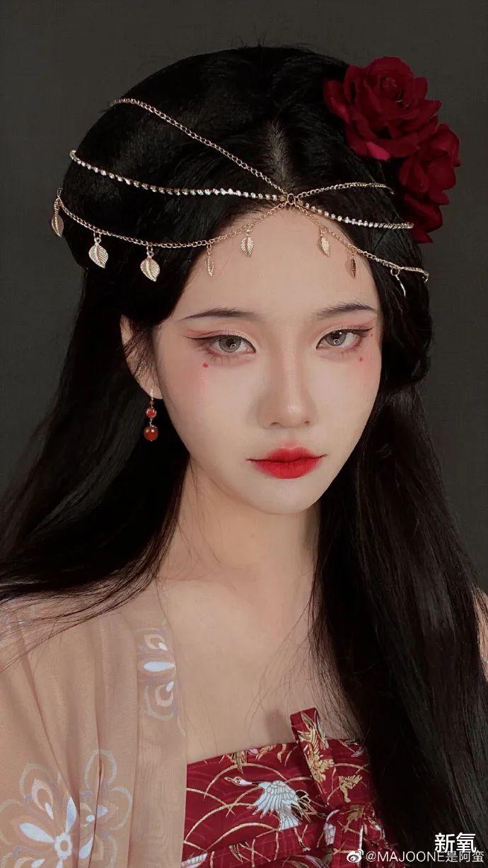 发际线 说她不配当美妆博主，不是因为她技术不行，而是脸蛋太绝？
