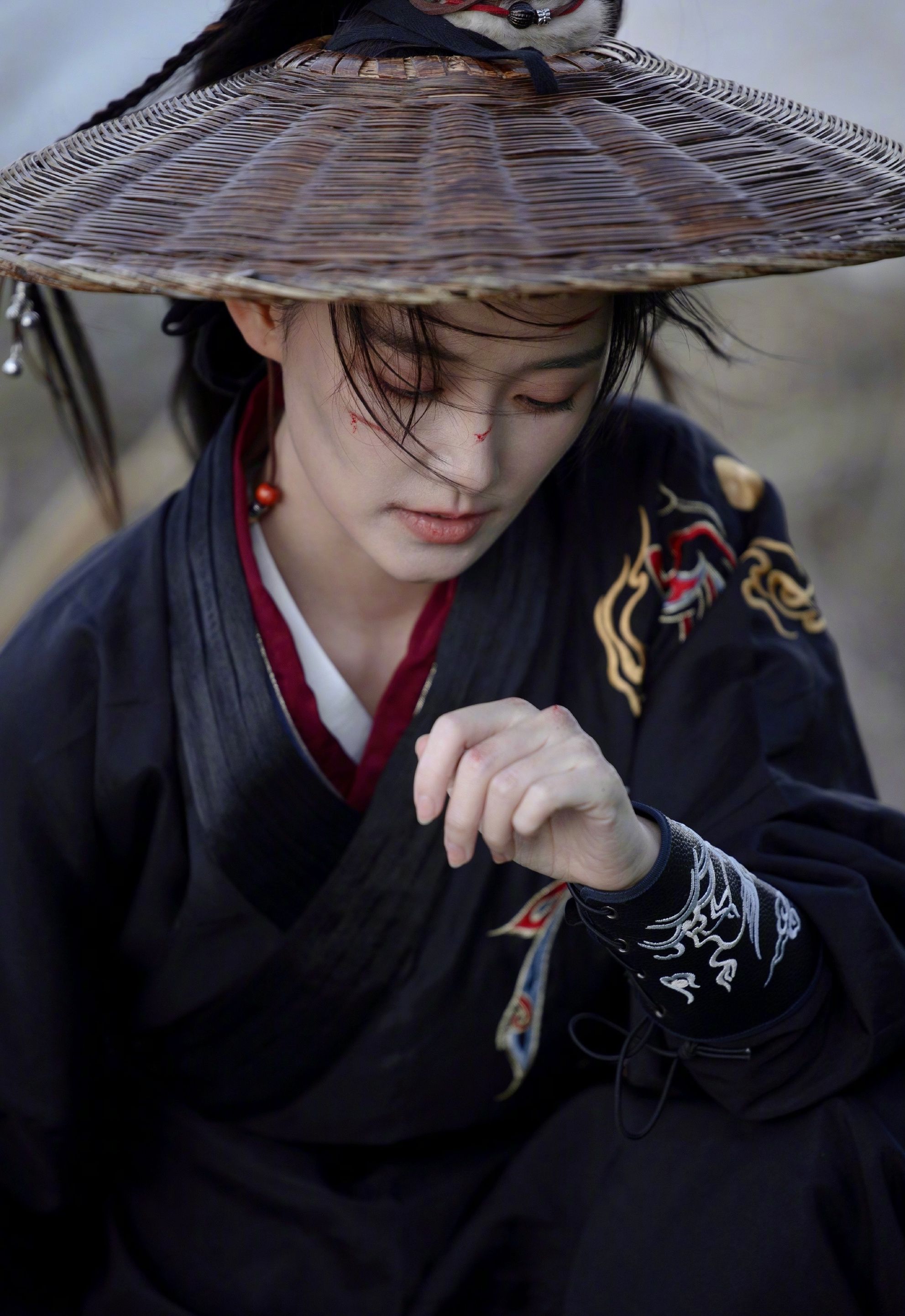 邢菲|蒋依依有多适合古装？穿白衣宛如仙女下凡，穿黑衣演绎江湖女侠