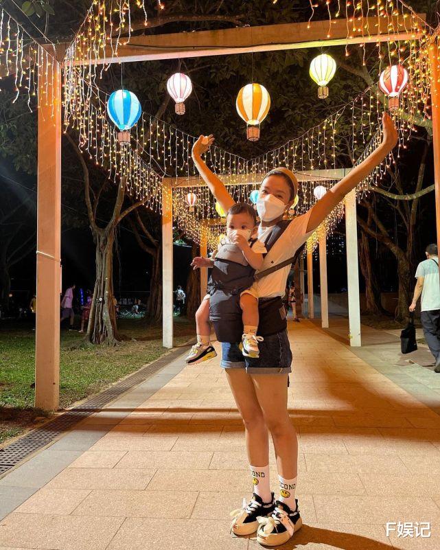 杨怡|罗仲谦杨怡带一对子女赏月享受亲子乐 分享全家福首晒小儿子正面照