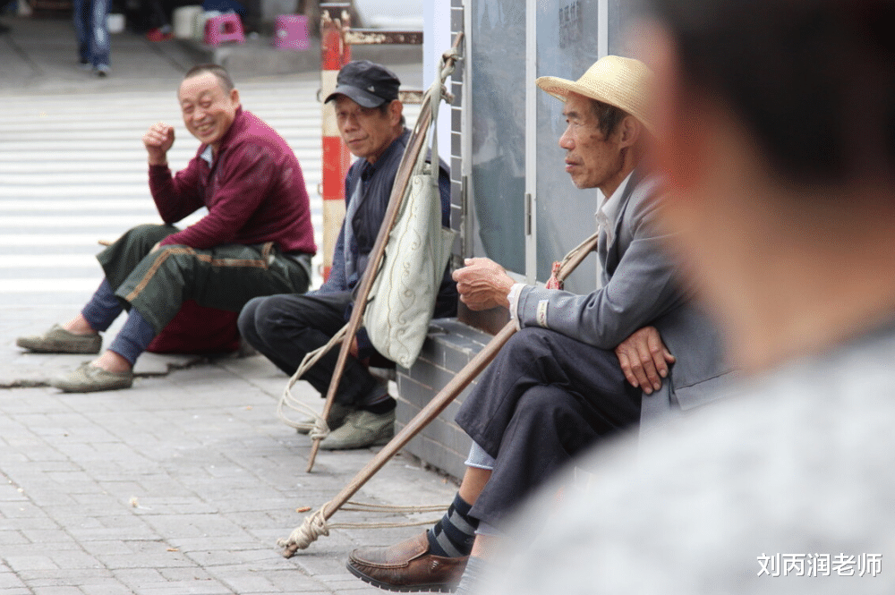 你能接受农村里把尿桶放到睡房吗?不是等于和厕所睡觉吗?咋看?