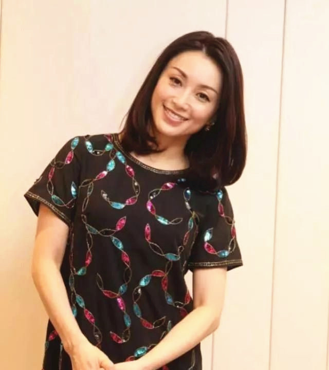 酒井法子|“月光女神”酒井法子亮相，穿红裙美丽动人，儿子侧颜曝光引围观