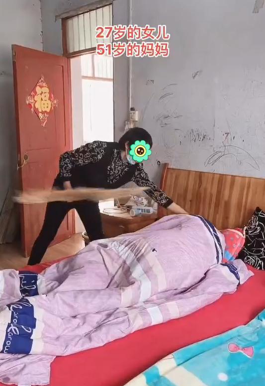 求职|年轻女子不找工作也不找对象，还赖床不起，遭母亲拿扫帚教育