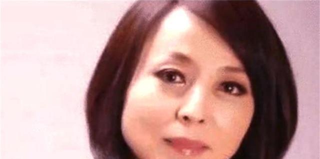 2010年,46岁女老板嫁小19岁下属,50岁生3胞胎,如今怎么样了