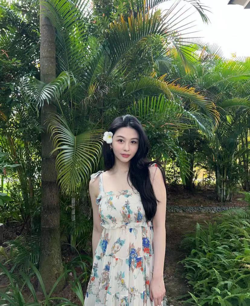 沈月|邱淑贞女儿沈月晒美照，穿吊带裙秀身材，像年轻时的妈妈星味十足