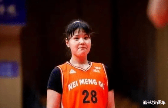 李月汝|中国女篮又一超级中锋？李月汝13岁妹妹曝光：身高已长到1米90了