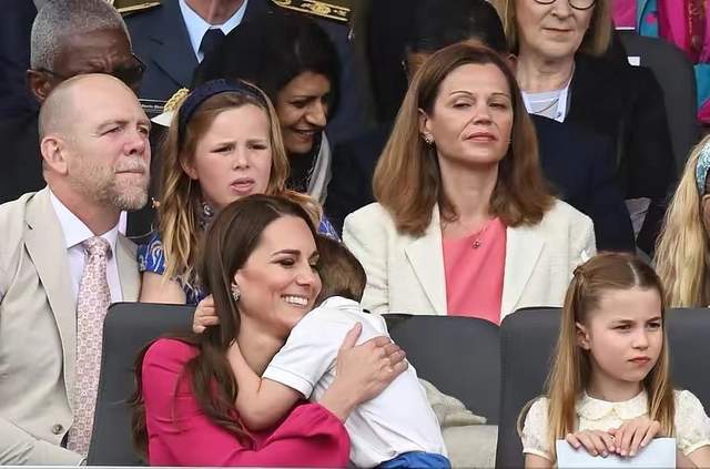 威廉|路易小可爱吃瘪！求糖果不得要抱抱，小儿子太会撒娇，凯特心化了