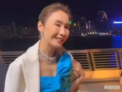 黎姿 黎姿出席富豪聚会一脸科技与狠活，媒体硬夸状态好，引发网友群嘲