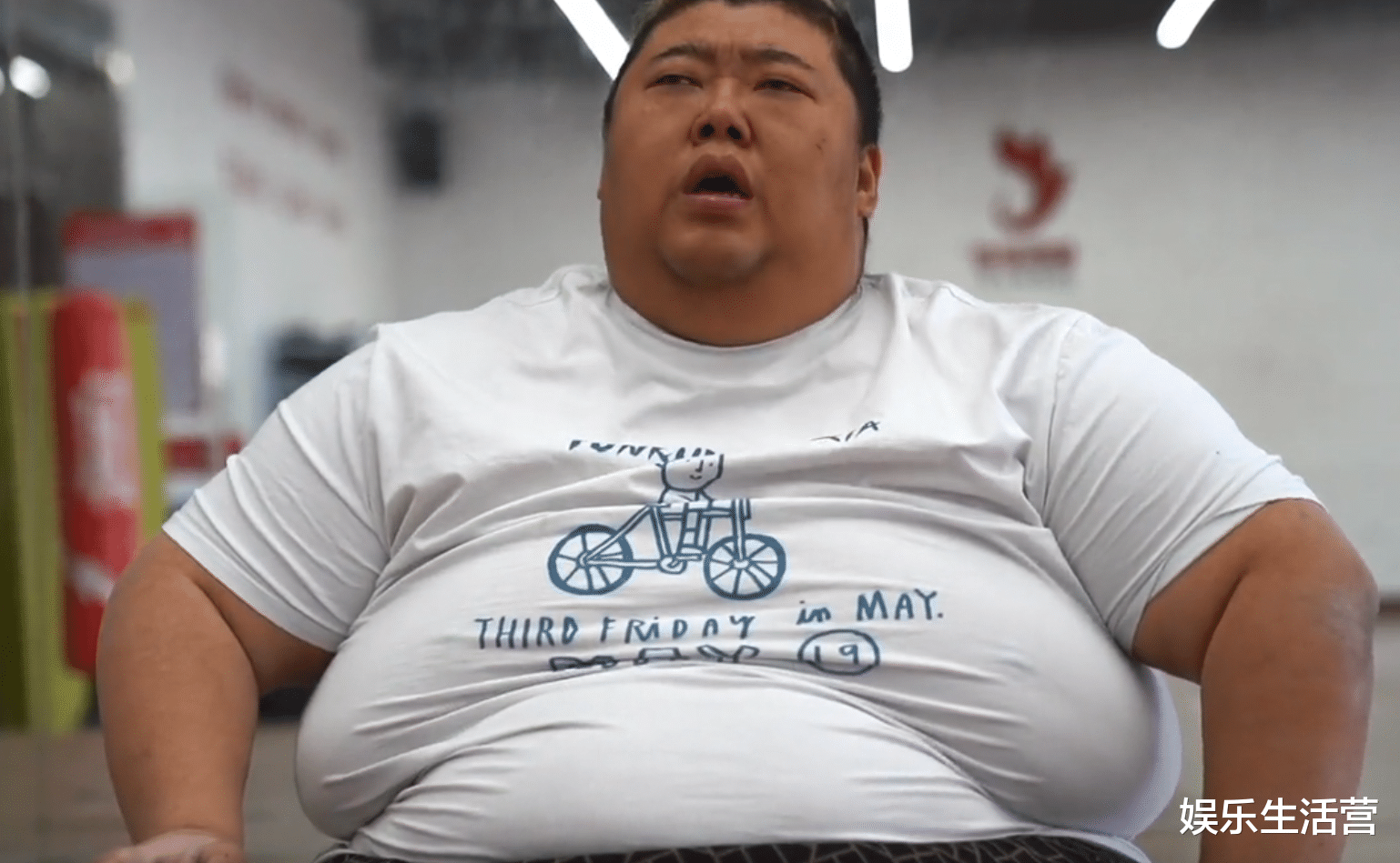 胖猴仔首称重，减到462斤，偷吃排骨被抓包，网友：活着不好吗