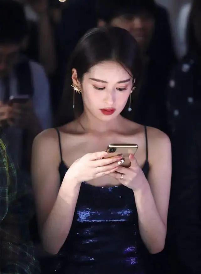 生图|镜头前美艳，真人干瘪，头大肩窄，排骨胸，这11位女星反差太大