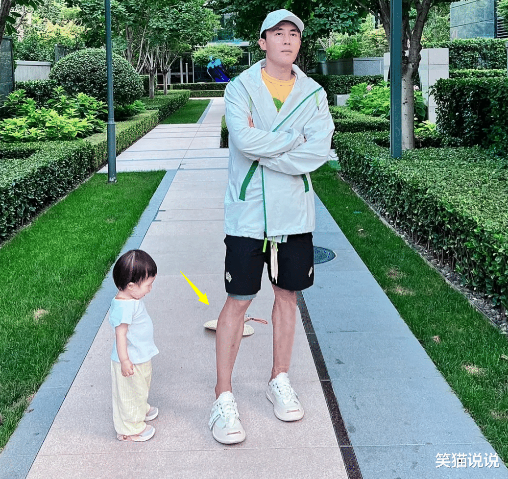 杜淳|杜淳晒与女儿合照：拿蒲扇为女儿扇风，小蛋饺皮肤白皙穿公主裙好可爱！