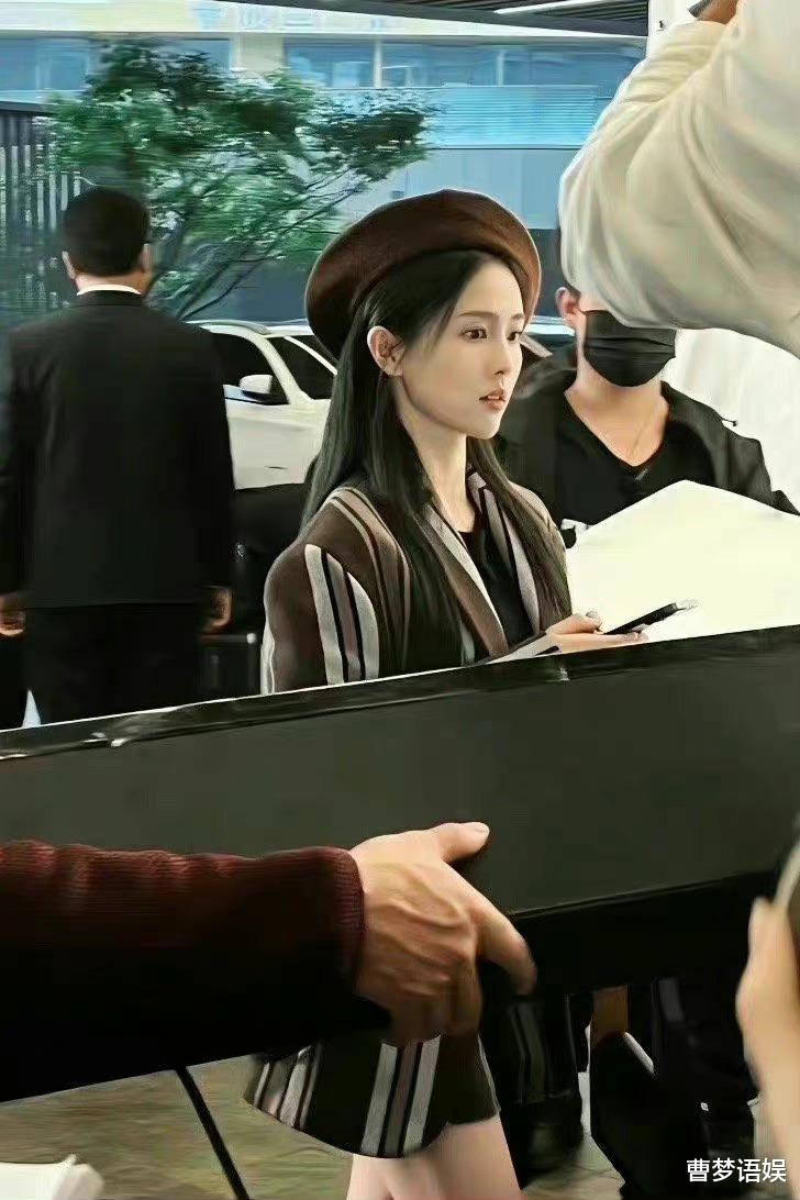 白鹿|白鹿《以爱为营》曝路透，低头走路神似晚晚，职场造型引网友群嘲