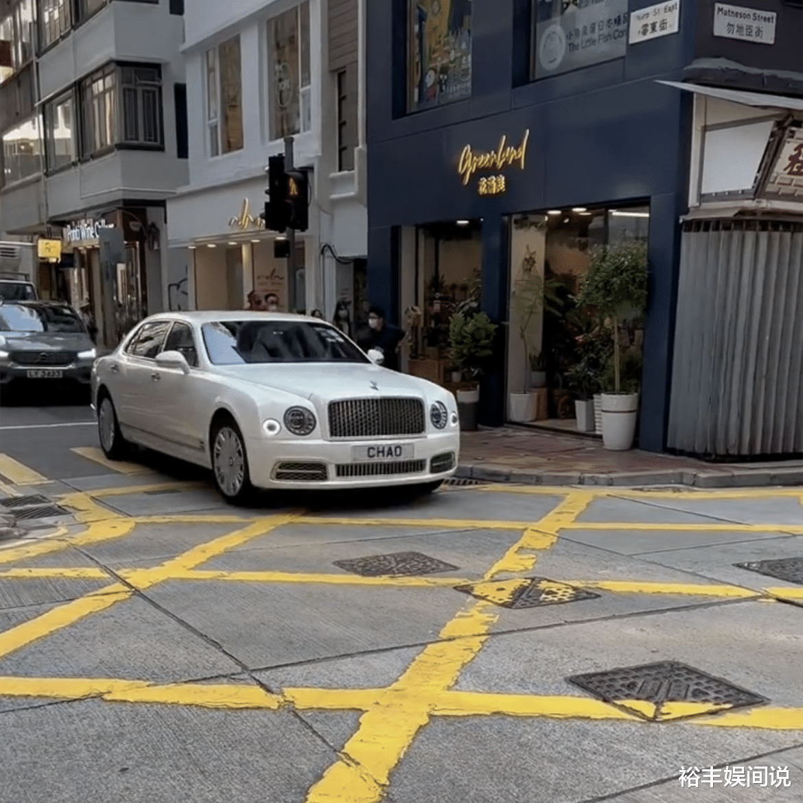 |85岁赵世增现身街头！身边又换貌美女子，一生未婚女友却多不胜数